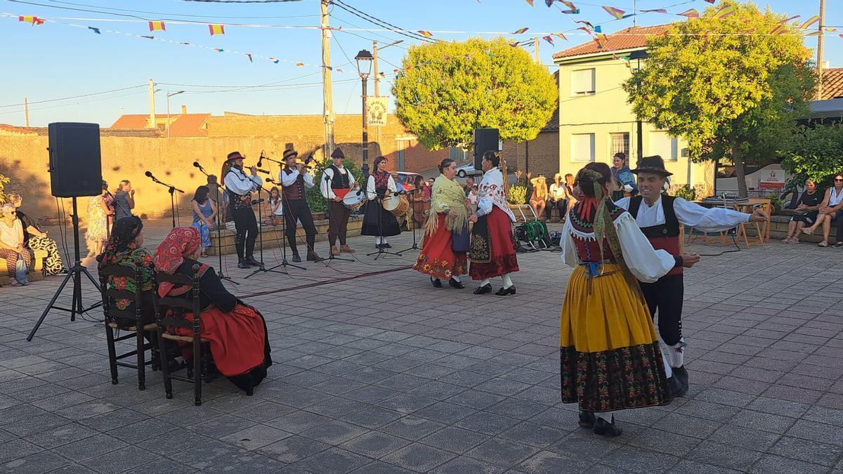 Bretó rinde homenaje al dulzainero, Valeriano Romero, y sus hijos en la jornada de folclore