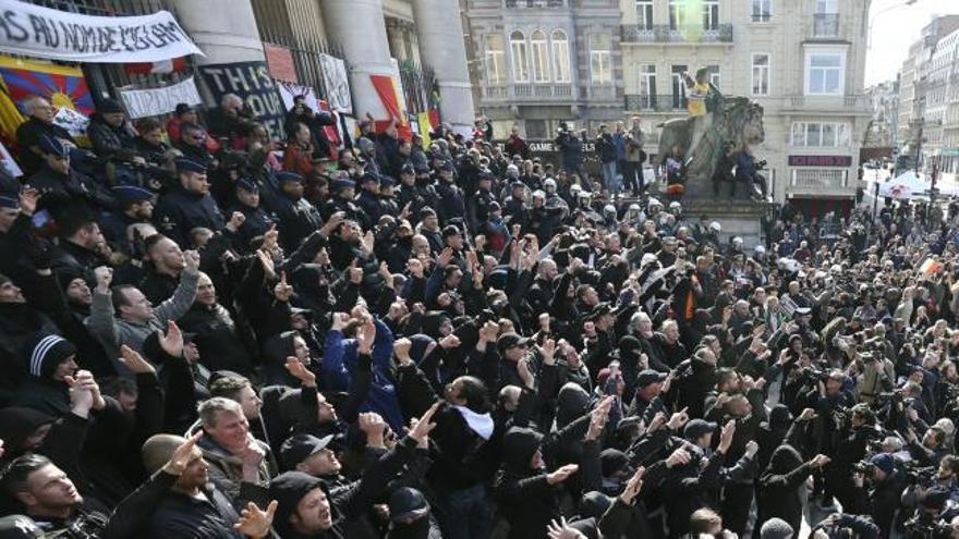 La policía belga evita que cientos de neonazis ‘revienten’ la concentración de la Plaza de la Bolsa