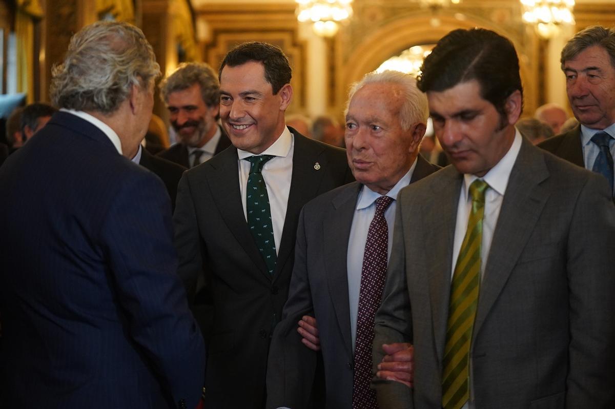 El presidente de la Junta de Andalucía, Juanma Moreno, junto a Curro Romero y Morante de la Puebla.