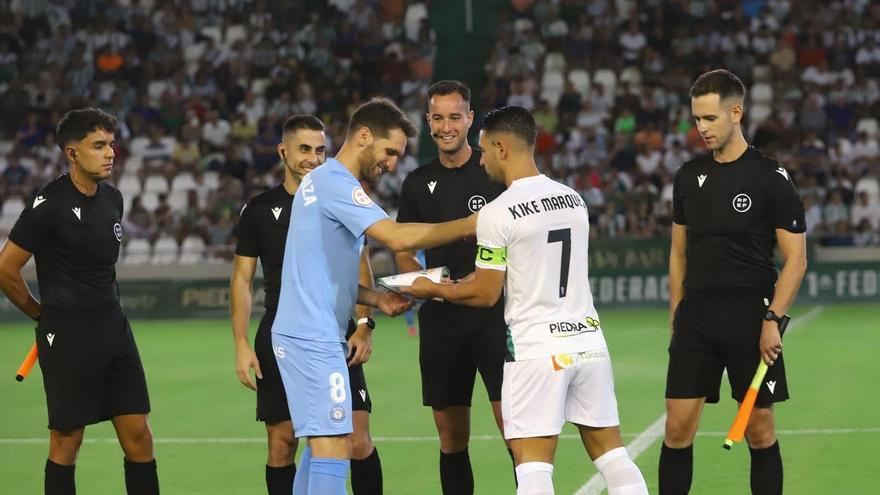 Ruipérez Marín, en el centro de la imagen, antes del Córdoba CF - Ibiza de la primera jornada de Liga.