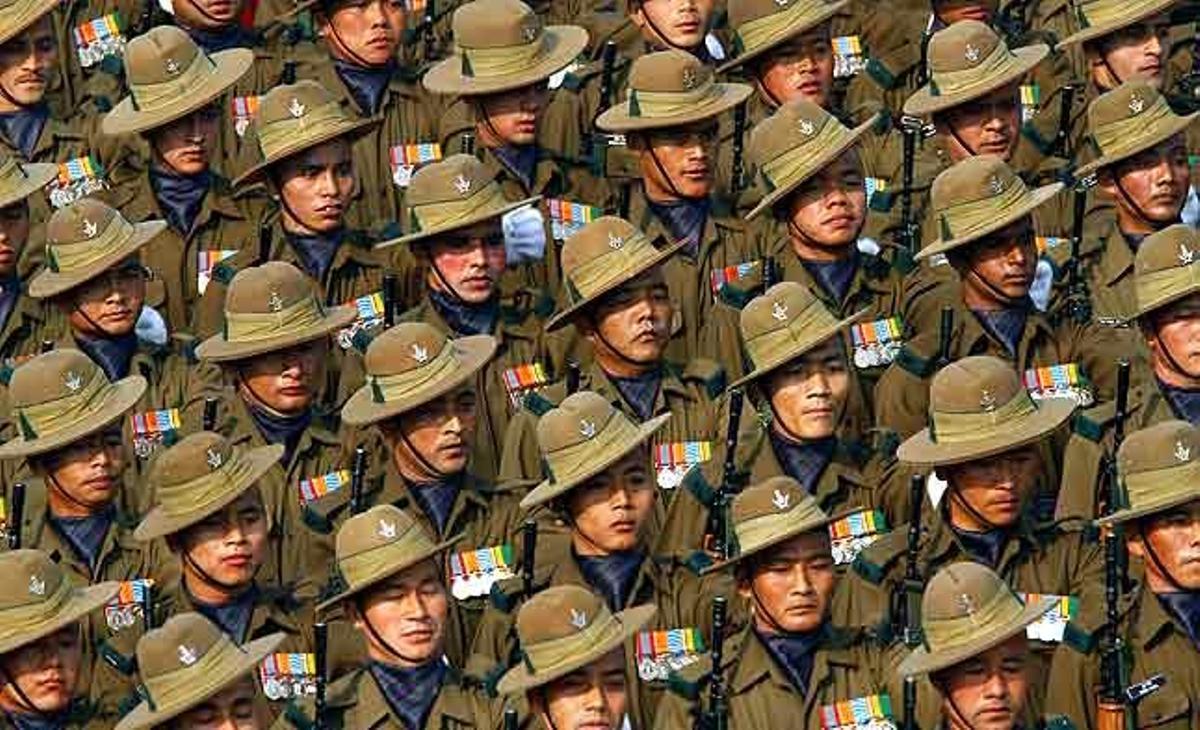 Soldats indis desfilen al Dia de la República a Nova Delhi (Índia).