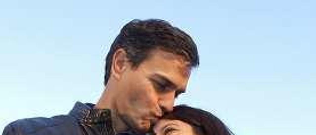 Pedro Sánchez abraza a Adriana Lastra en El Entrego.