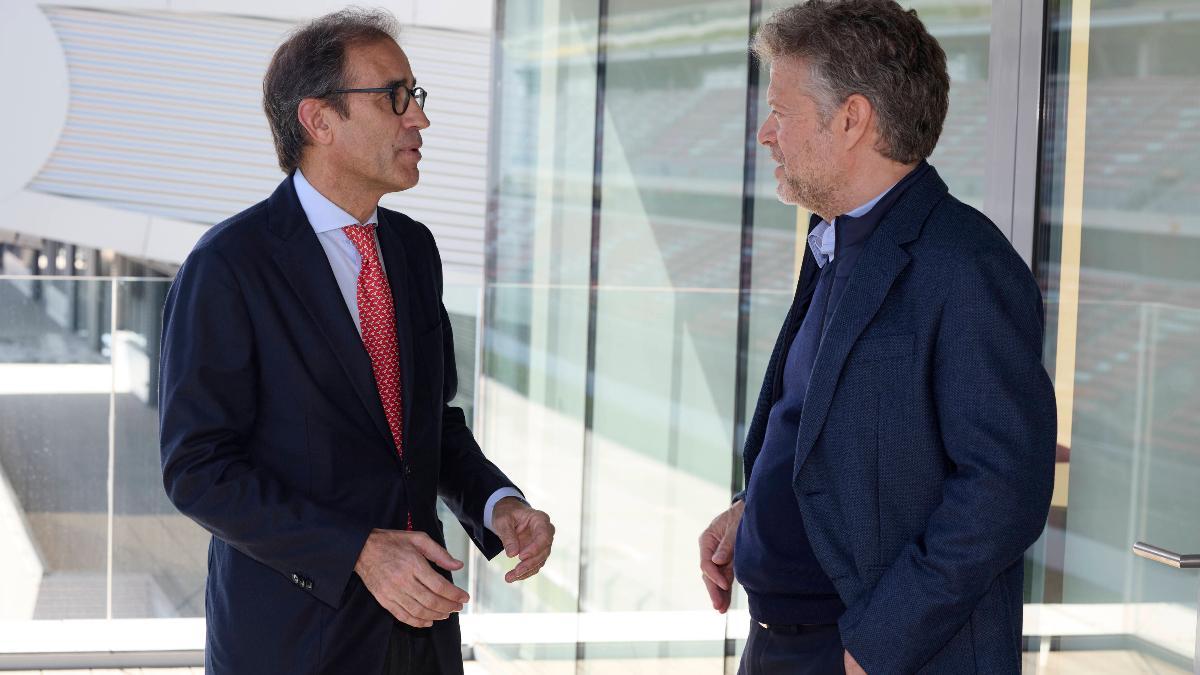 Pau Relat conversa con el director de SPORT, Joan Vehils, en el Circuit de Barcelona-Catalunya