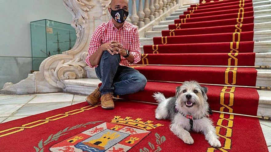 Jorge Conesa y Sheldon en el Palacio Consistorial.