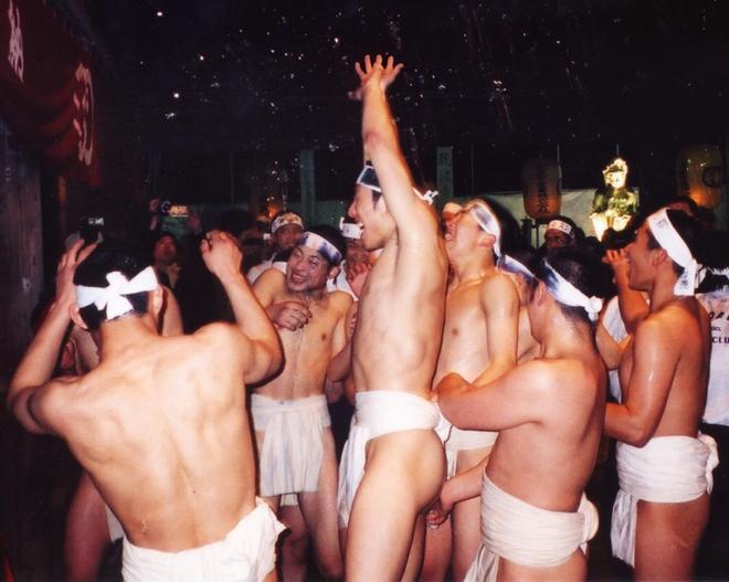 Hombres celebrando el Festival Desnudo
