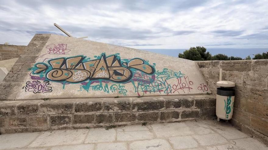 Un año de cárcel por pintar grafitis en Torre d&#039;en Pau y el Baluard del Príncep, en Palma