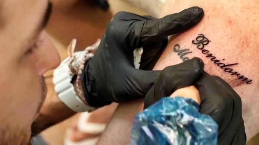 Lewis Powell luciendo el tatuaje que se acaba de hacer dedicado a Benidorm.