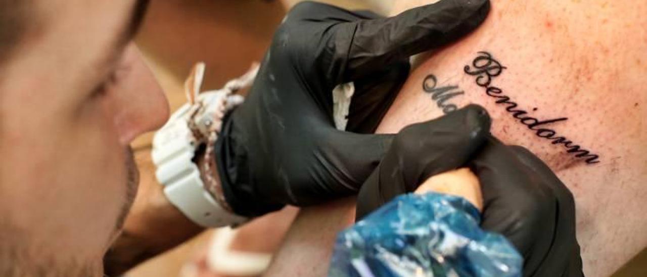 Lewis Powell luciendo el tatuaje que se acaba de hacer dedicado a Benidorm.