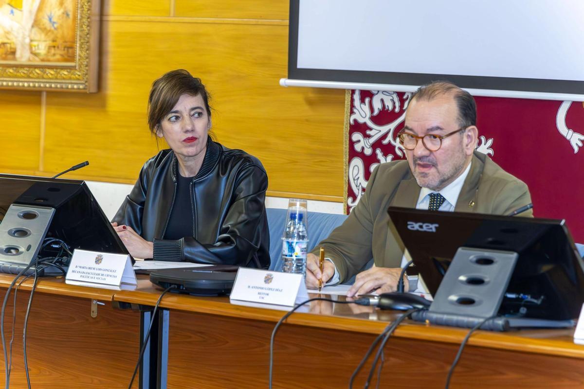 Marta Lois toma posesión como decana de la facultad de Ciencias Políticas de Santiago