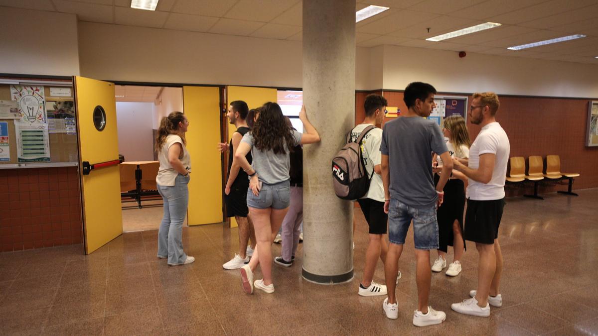 Alumnos en el campus de Elche de la UMH