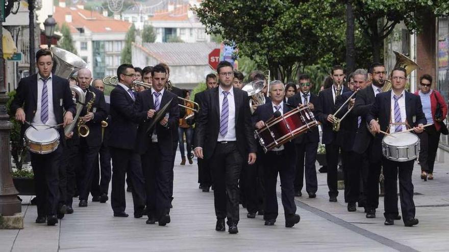 La Banda de Muimenta durante el pasacalles celebrado ayer. // Bernabé/Javier Lalín