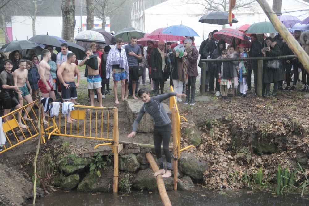 Carnaval en Galicia 2019 | Valor y frío en la tradicional "Corrida do Galo" del entroido de Vilaboa