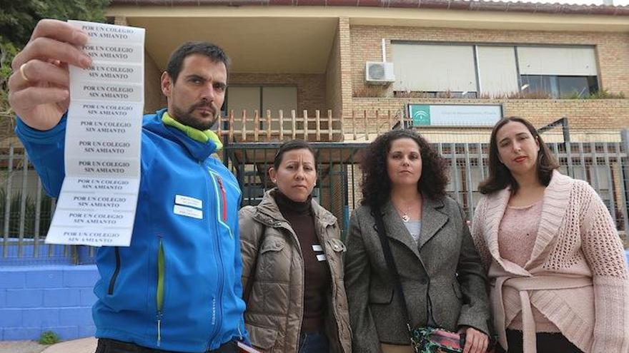 Miembros del Ampa el martes delante del colegio José Calderón.