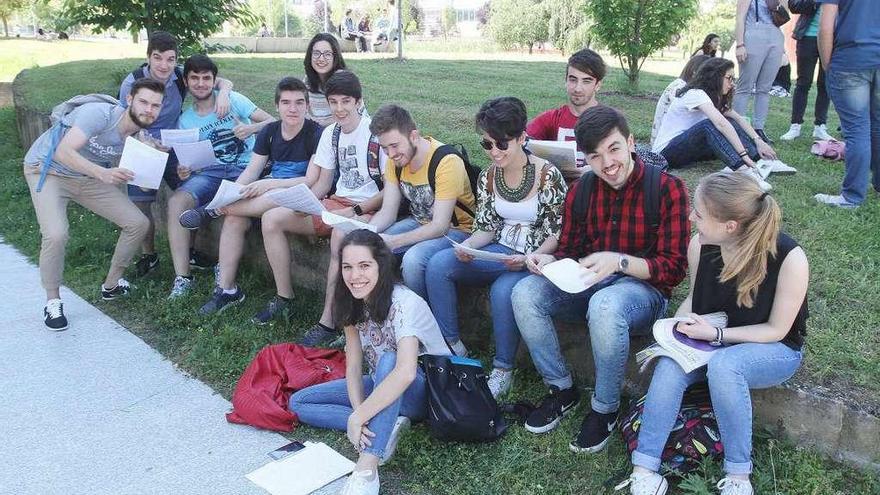 Alumnos, en un descanso durante las pruebas de Selectividad, en el campus de Ourense. // Iñaki Osorio