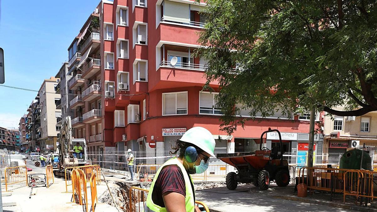 Una de las obras de mejora de tuberías en Altabix, recientemente. | ANTONIO AMORÓS