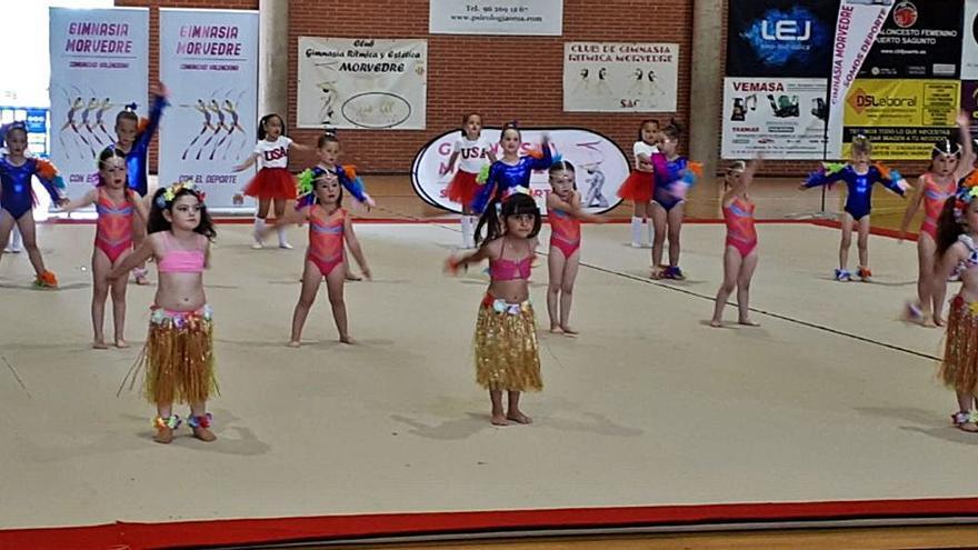 Gimnastas de la escuela durante una coreografía. | LEVANTE-EMV