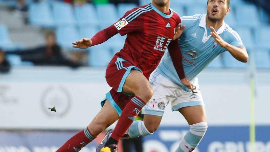 Gustavo Cabral y Jonathas se preparan para disputar un balón aéreo, el sábado en Balaídos. // Ricardo Grobas