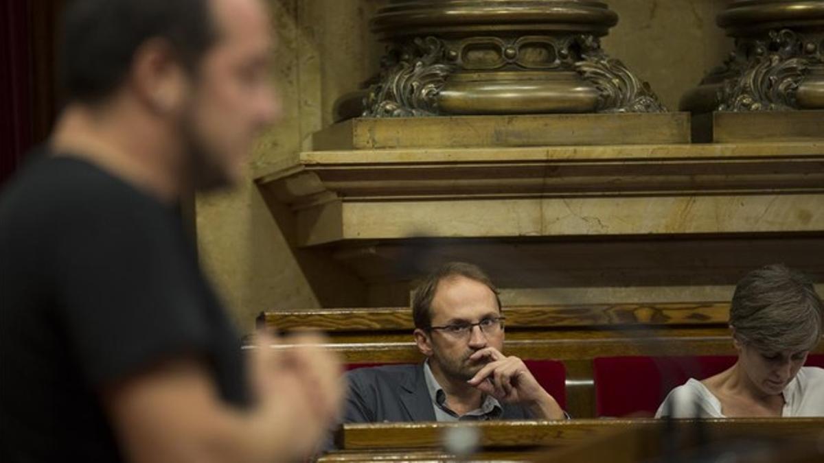 David Fernández (CUP)y Joan Herrera (ICV) al fondo, en el Parlament.