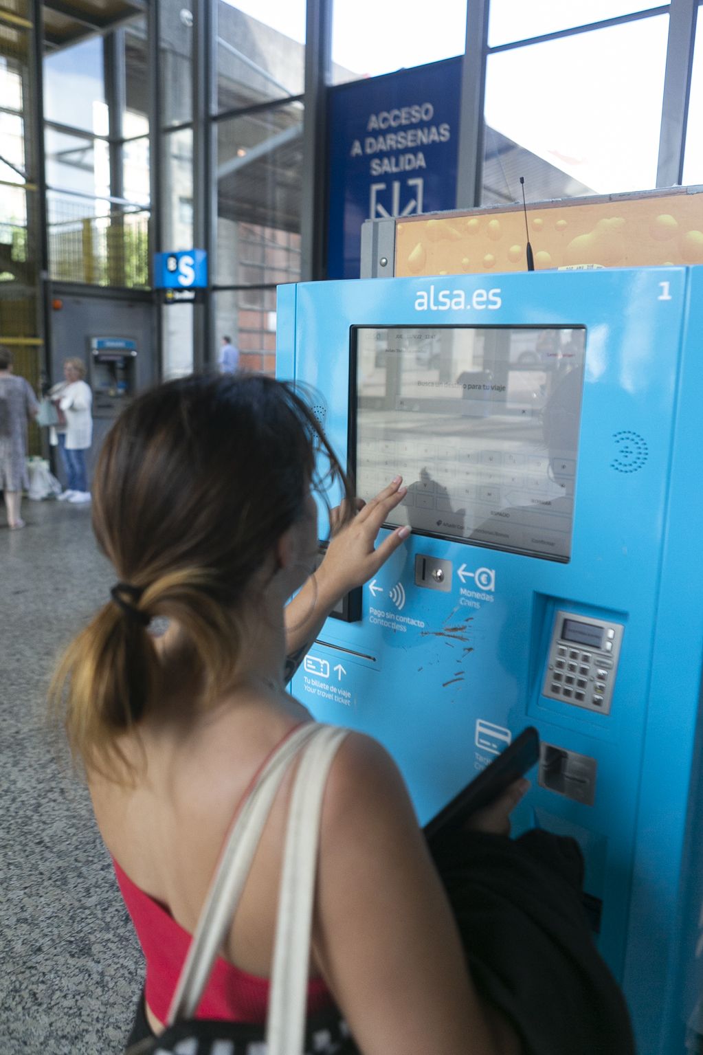 En imágenes: Primer día de las nuevas tarifas en los abonos de transporte en Avilés