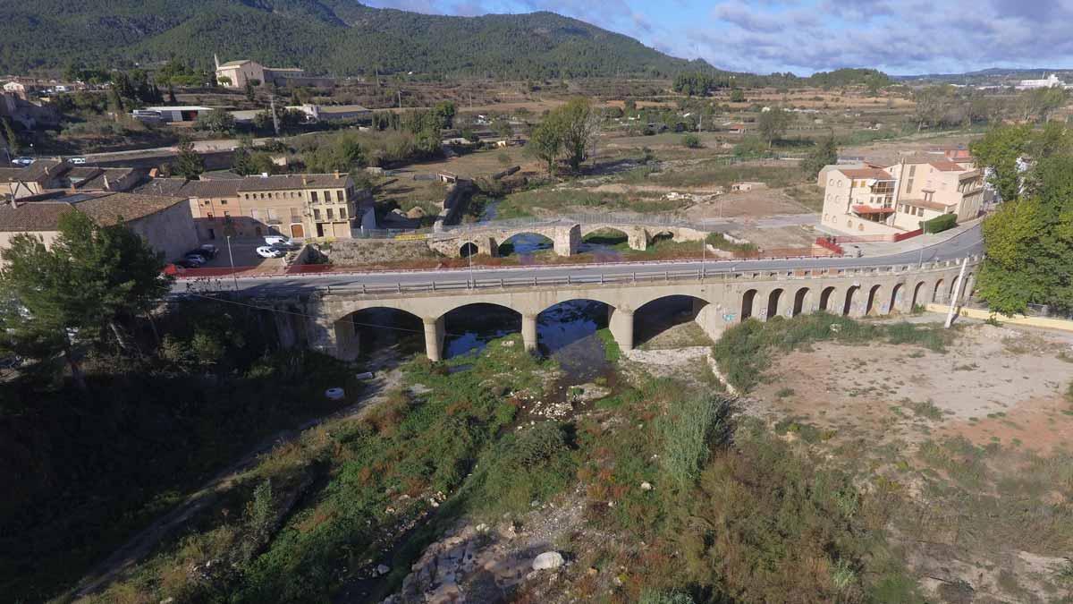 Imágenes de dron del entorno del Pont Vell de Montblanc, un año después de la riada.