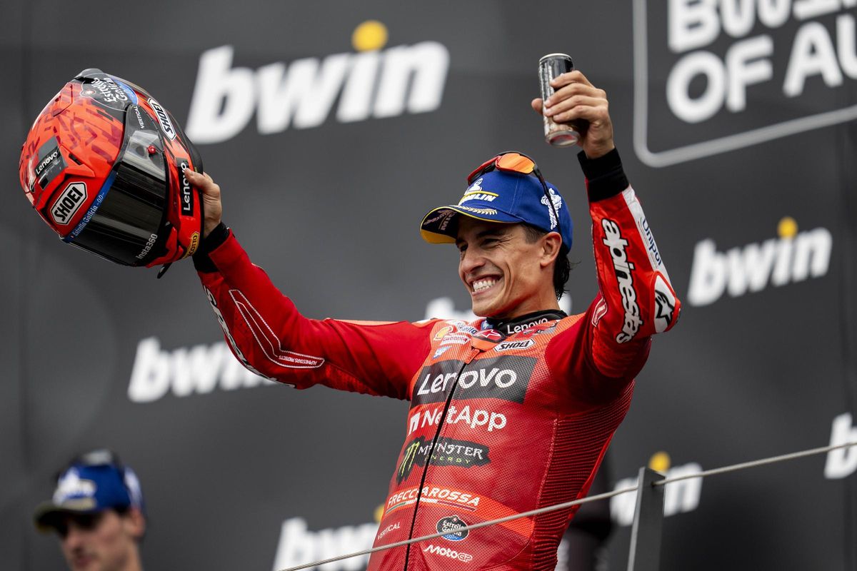 Marc Márquez celebra, eufórico, la primera victoria de su vida en Austria.