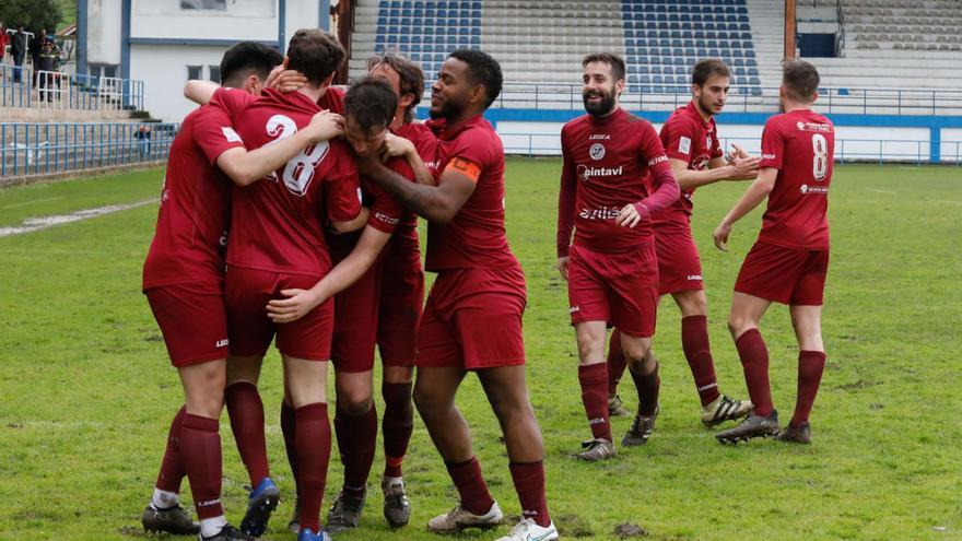 Los jugadores del Llaranes celebran un gol. | Mara Villamuza