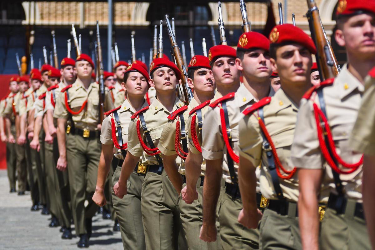 Desfile del día de puertas abiertas en la Academia General Militar de Zaragoza para celebrar el 90 aniversario de su reapertura.