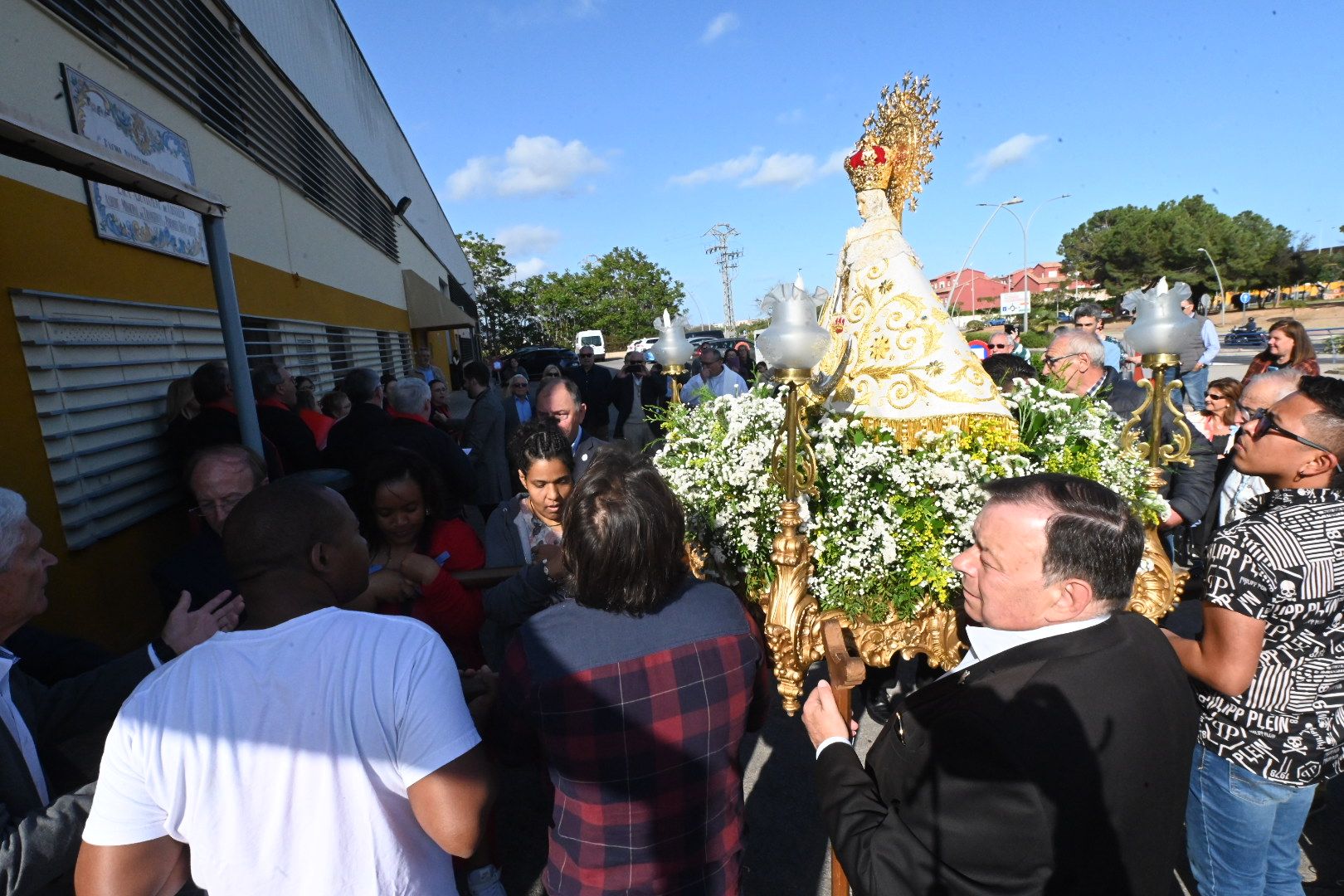 La Virgen del Lledó visita el albergue municipal
