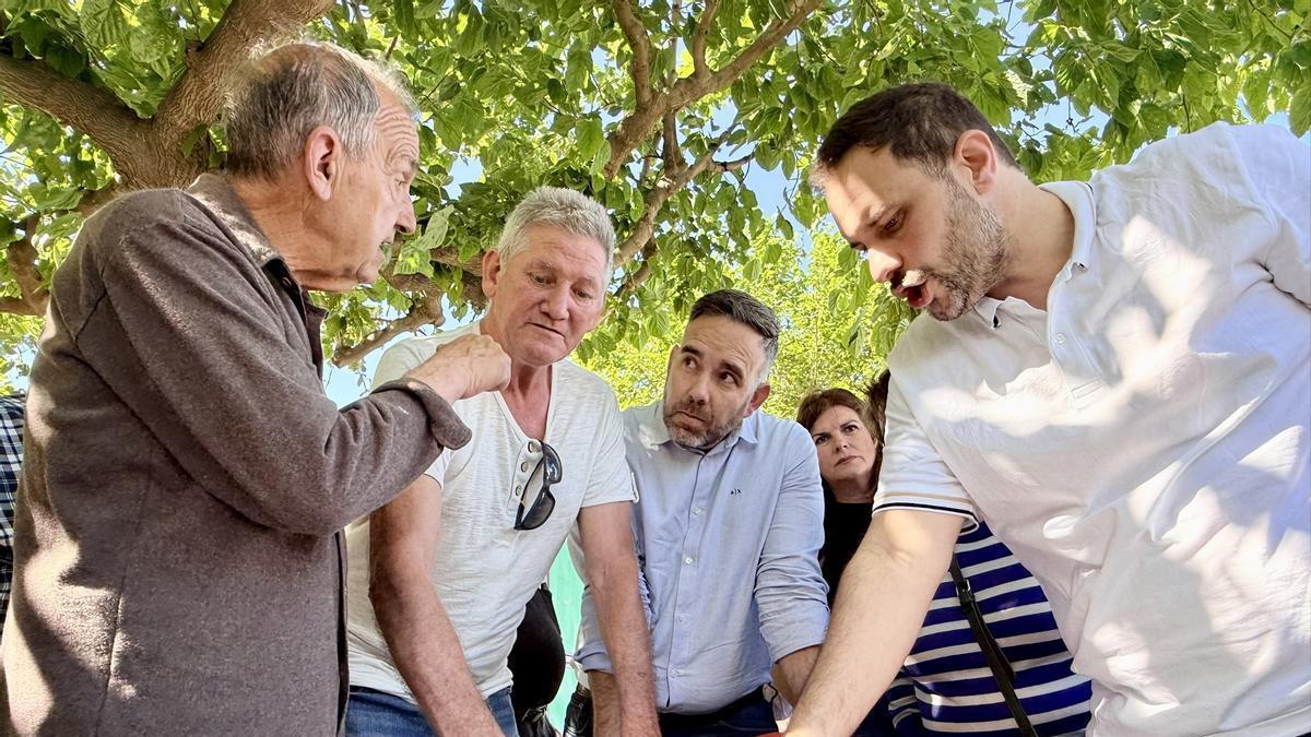 Vecinos reunidos con planos del proyecto.