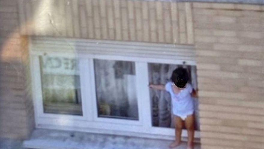 Un niño de dos años jugando en el alféizar de un tercer piso en Gijón: &quot;Fue una situación de pánico&quot;