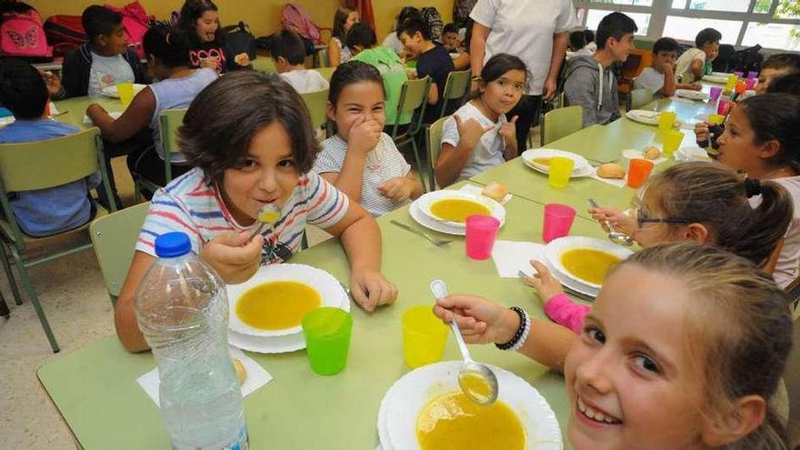 Un grupo de niños y niñas en el comedor de un centro escolar. // FdV