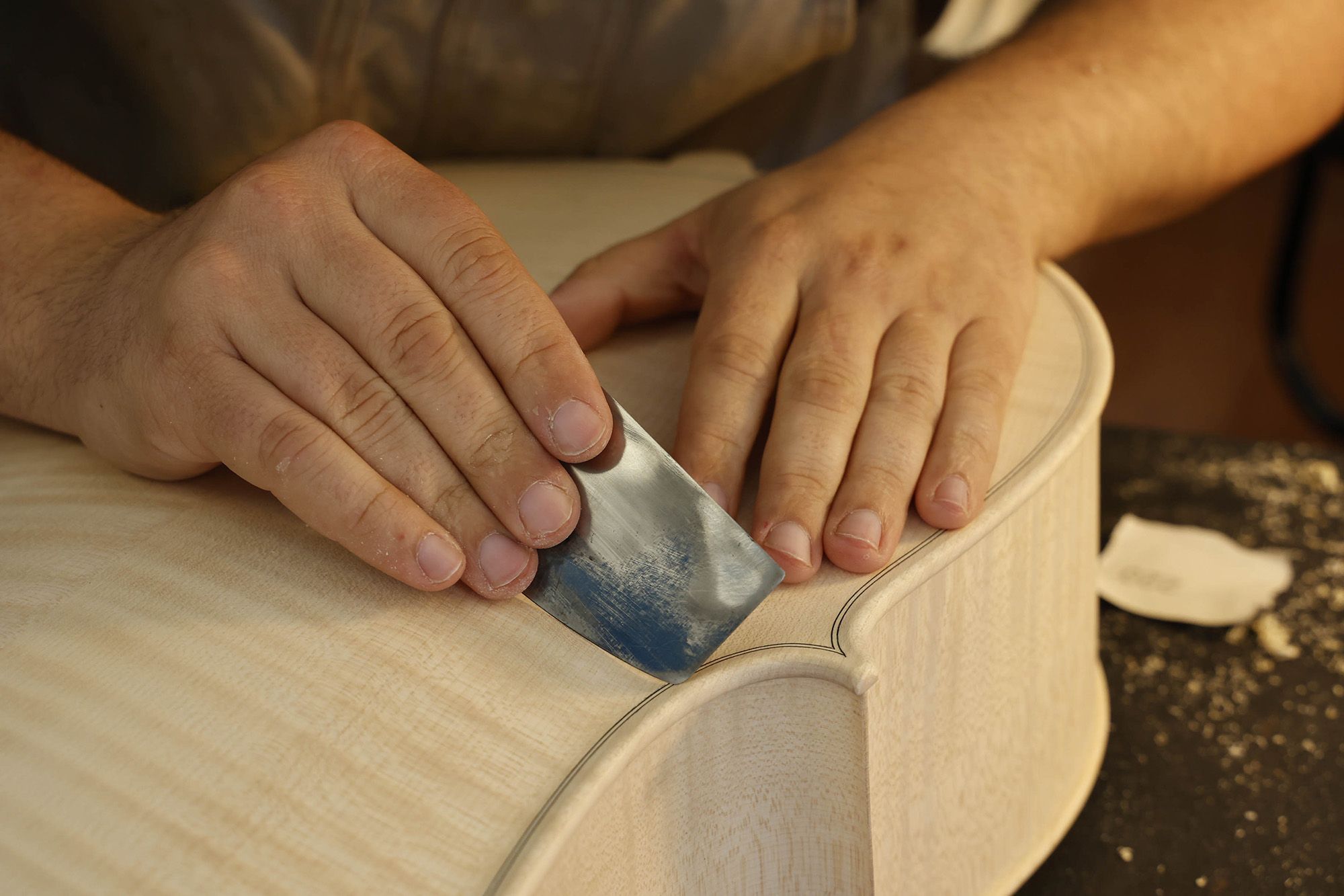 Anxo se dedica a construir, reparar y mantener violines, violas y violonchelos en su taller vigués