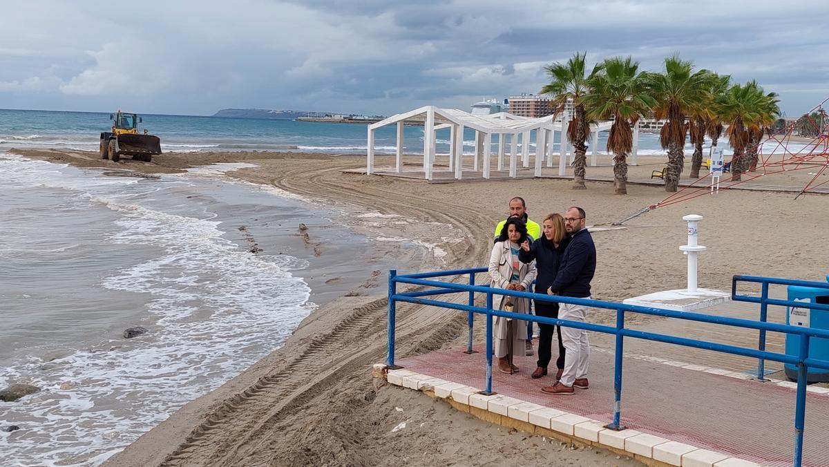 La subdelegada, junto a técnicos, con la máquina de fondo aportando arena a la playa del Cocó, para &quot;proteger&quot; la pérgola de los discapacitados