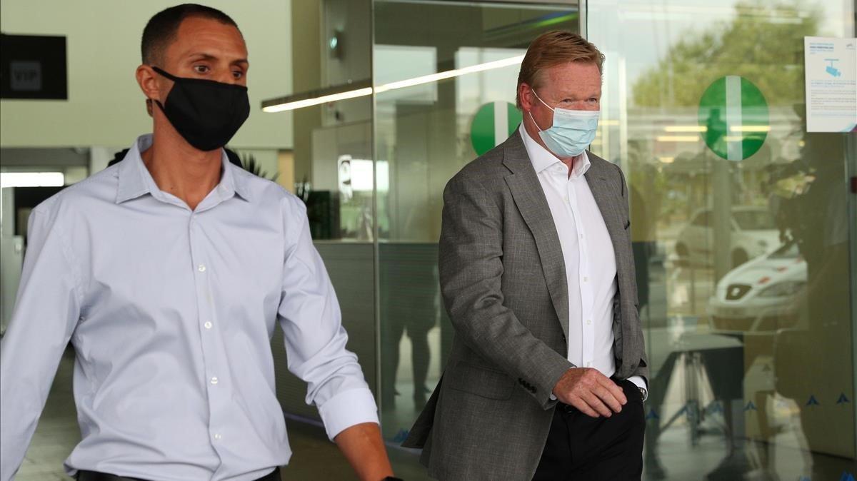 marcosl54541092 soccer football   ronald koeman arrives at barcelona airport200818183836