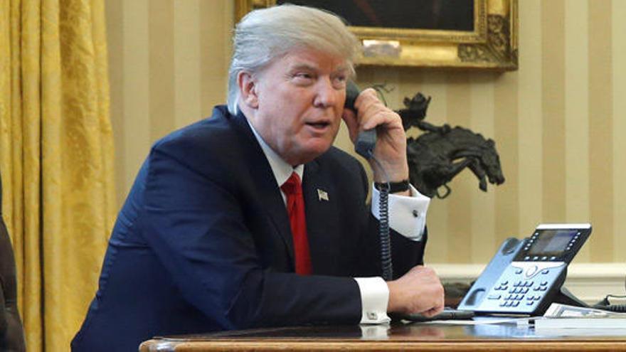 Trump conversa por teléfono.