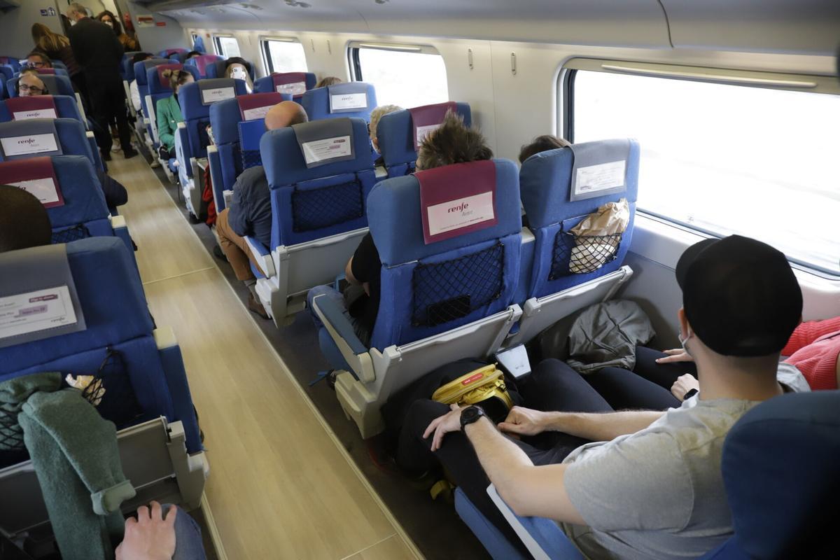 Primeros pasajeros en el Avant rumbo a Granada. ALTA VELOCIDAD MÁLAGA-GRANADA