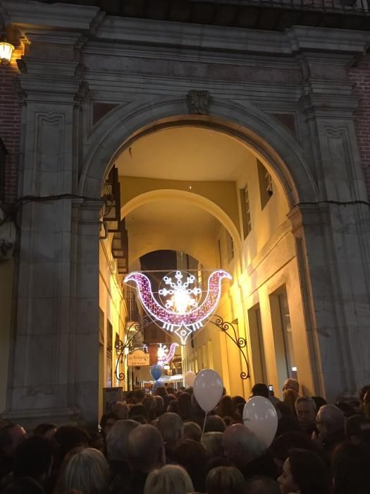 Un espectáculo de luz y sonido, actuaciones infantiles y un concierto de Siempre Así han dado la bienvenida a las fiestas en el Centro de Málaga