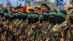 Combatientes de Hamás en Deir al Balá, Franja de Gaza, presencian la liberación de rehenes