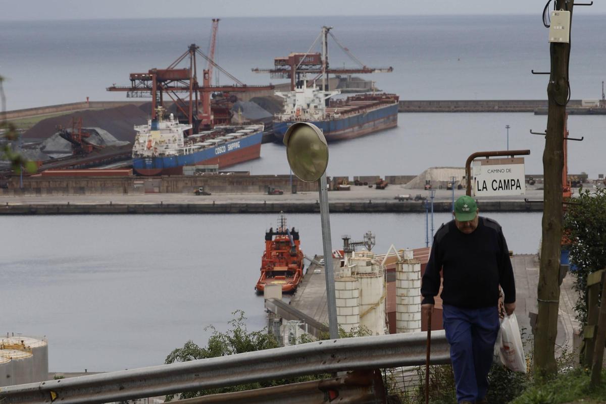 Al fondo, dos barcos descargando en Ebhisa.