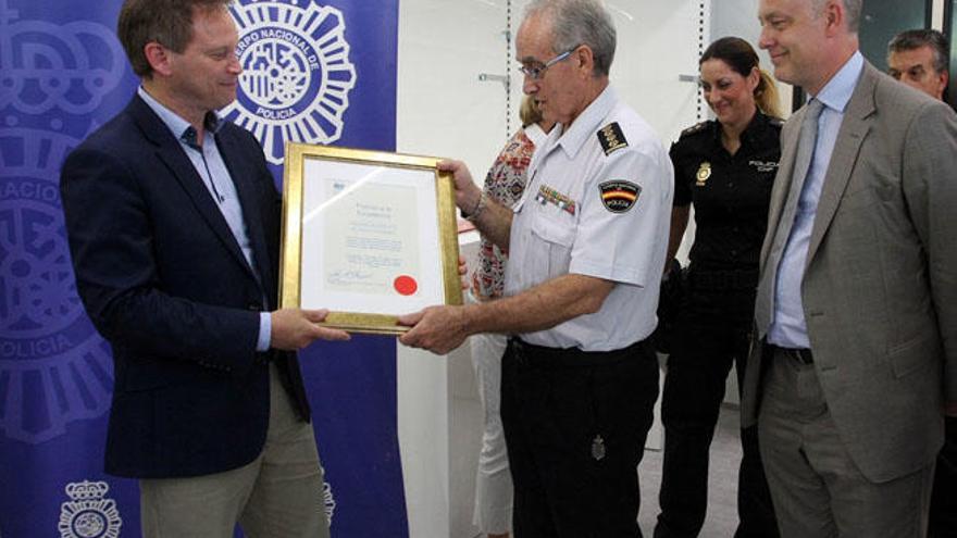 Grant Shapps y Pedro Garijo intercambiaron reconocimientos en la oficina del SATE.