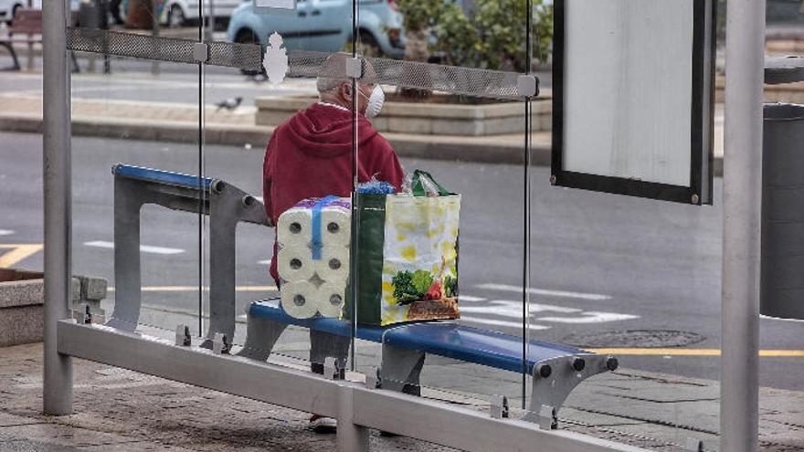 Una persona tras realizar su compra durante la cuarentena.