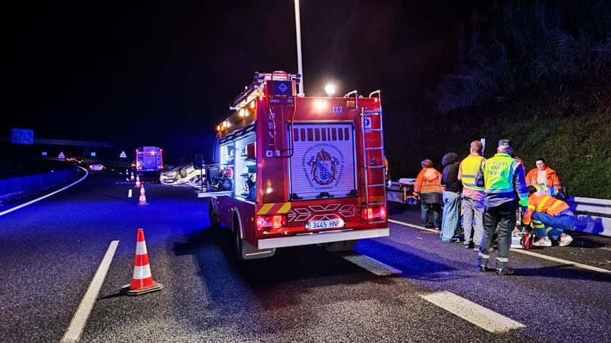 Un hombre sale despedido de su coche al volcar en la autovía a la altura de Rianxo