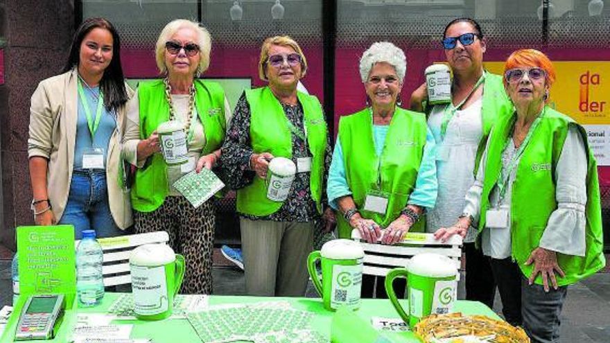 Voluntariado , en una campaña de cuestación de la Asociación Española Contra el Cáncer en Gran Canaria. | | JUAN CASTRO