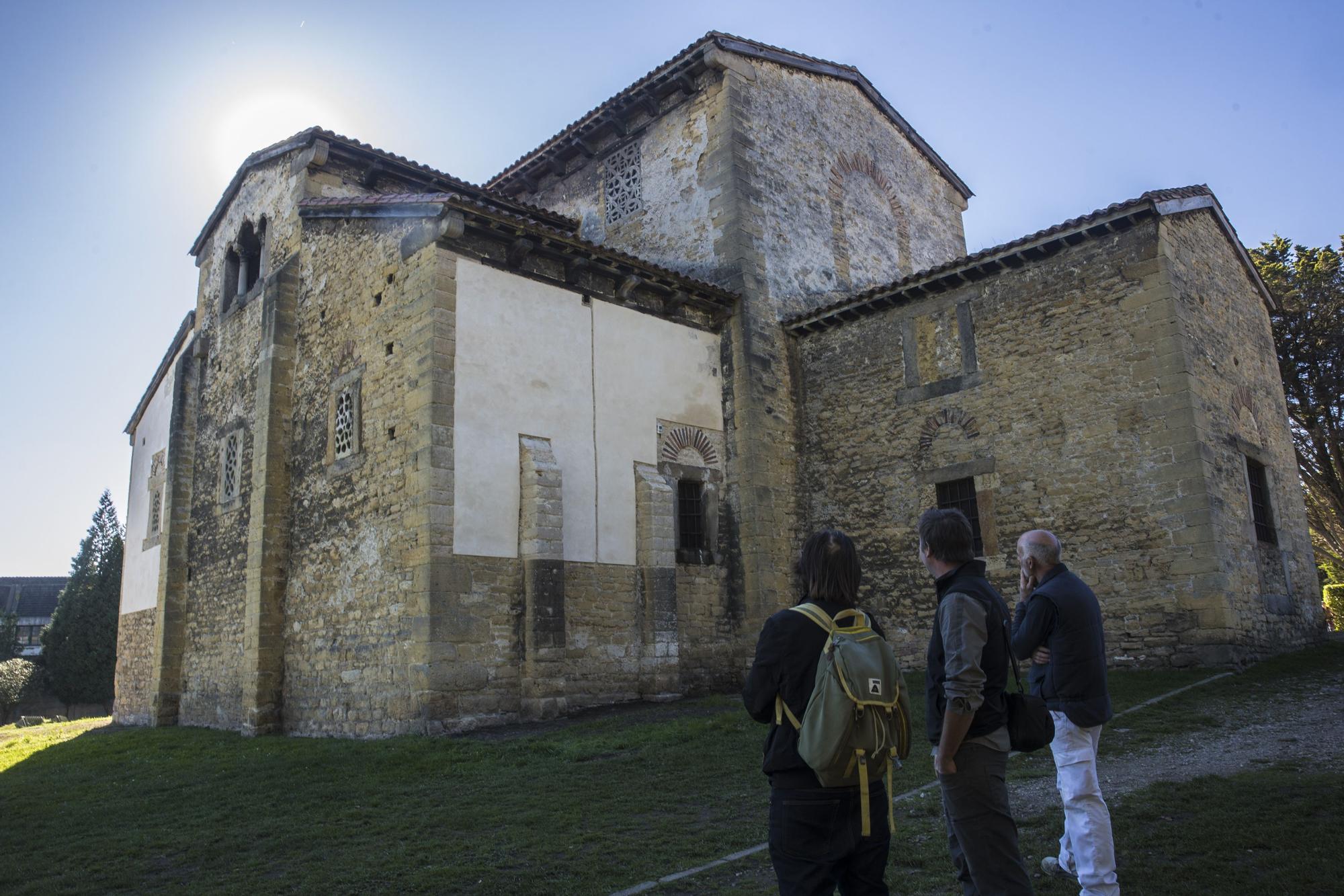 Así está la iglesia de Santullano después de recuperar la carga de mortero en sus muros