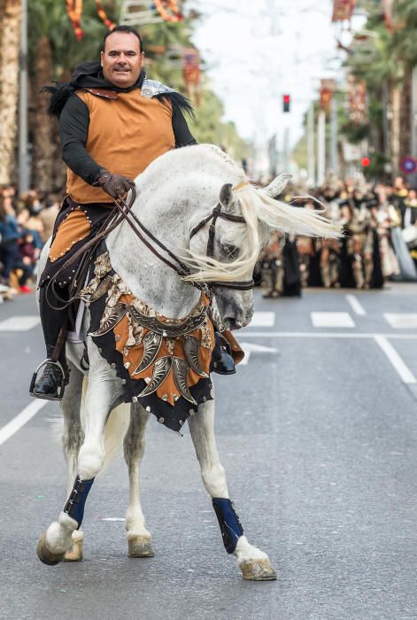 Los bailes y los trajes de los componentes de las comparsas llenaron la calle Alicante y la avenida Ancha de Castelar de colorido y originalidad.