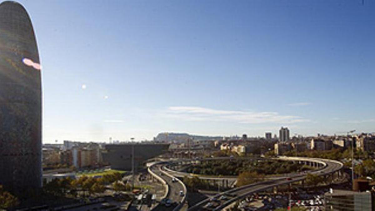 Vista de la plaza de las Glòries, con la torre Agbar y el tambor de vías rápidas.