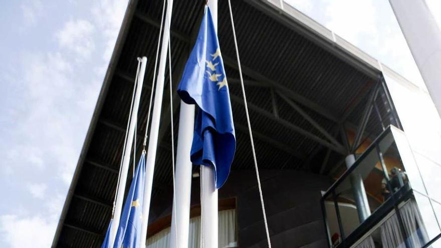 Izada de la bandera europea ayer en el recinto ferial.