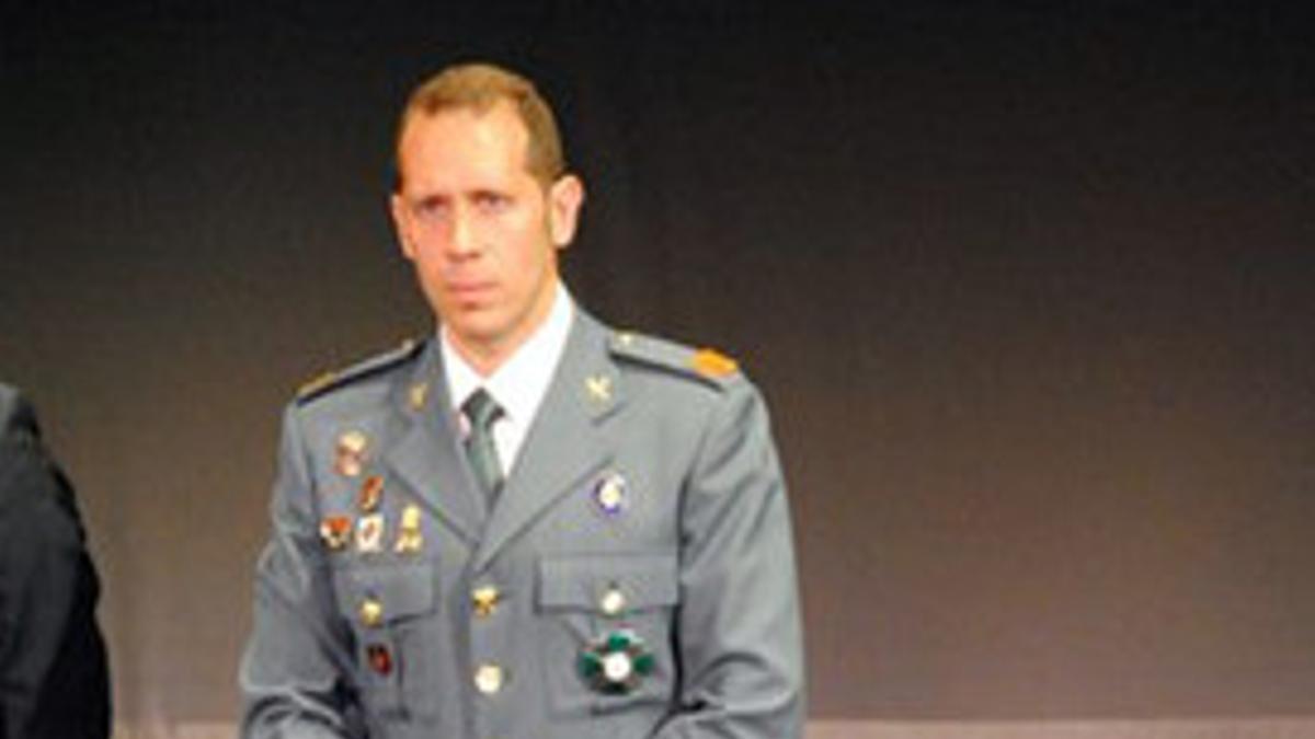 El sargento de la Guardia Civil Juan Carlos Alabarces posa con Ajax, en junio del 2013.