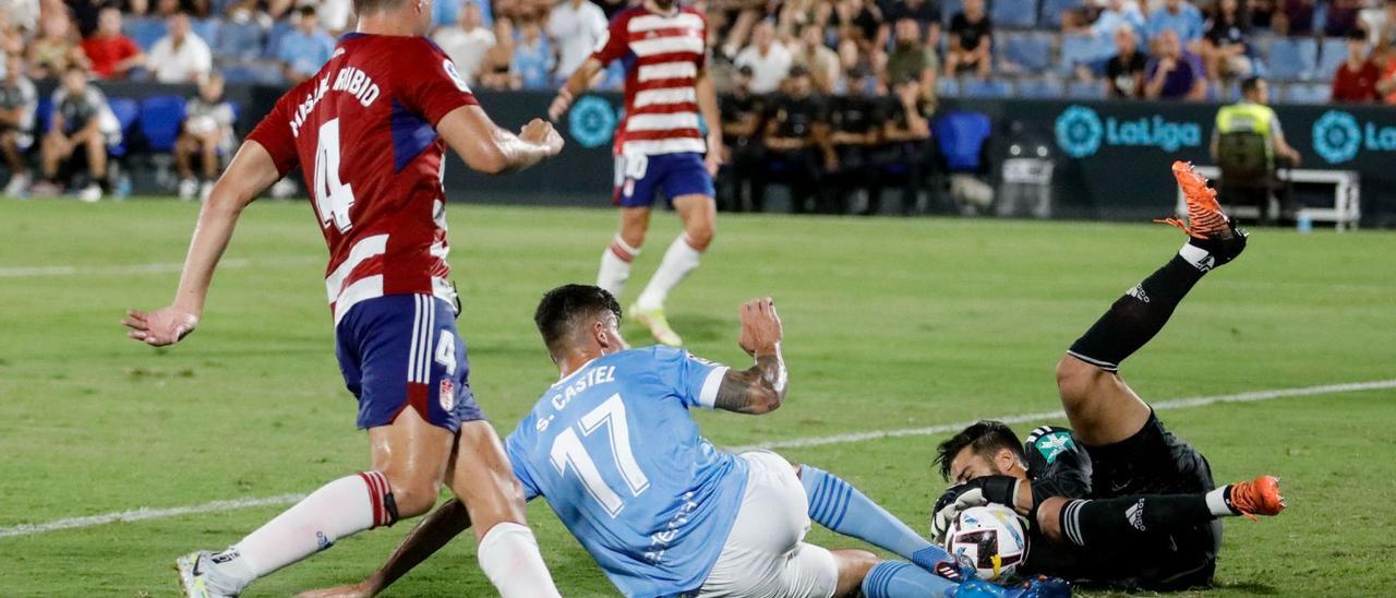 El delantero Sergio Castel se lanza a por un balón en el área del Granada, este domingo durante el primer partido de Liga, disputado en Can Misses. | TONI ESCOBAR