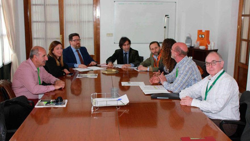 Los dirigentes del colectivo axárquico Soha, durante el encuentro celebrado en sede parlamentaria.